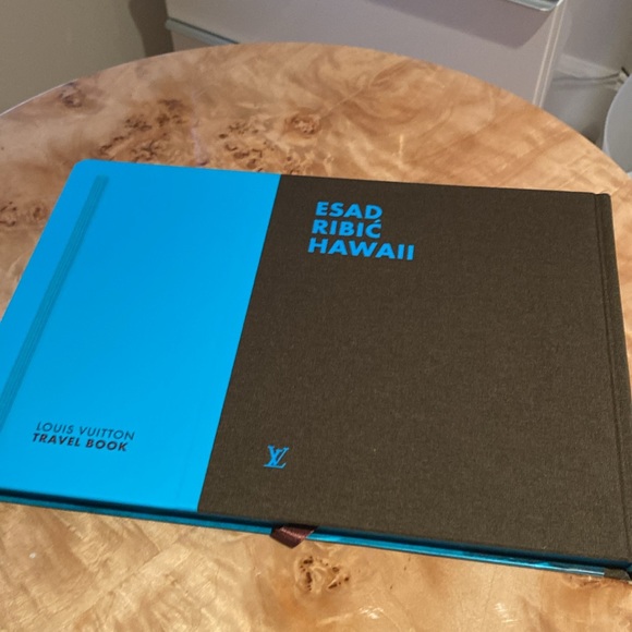 LOUIS VUITTON HAWAII COFFEE TABLE BOOK - Picture 3 of 4